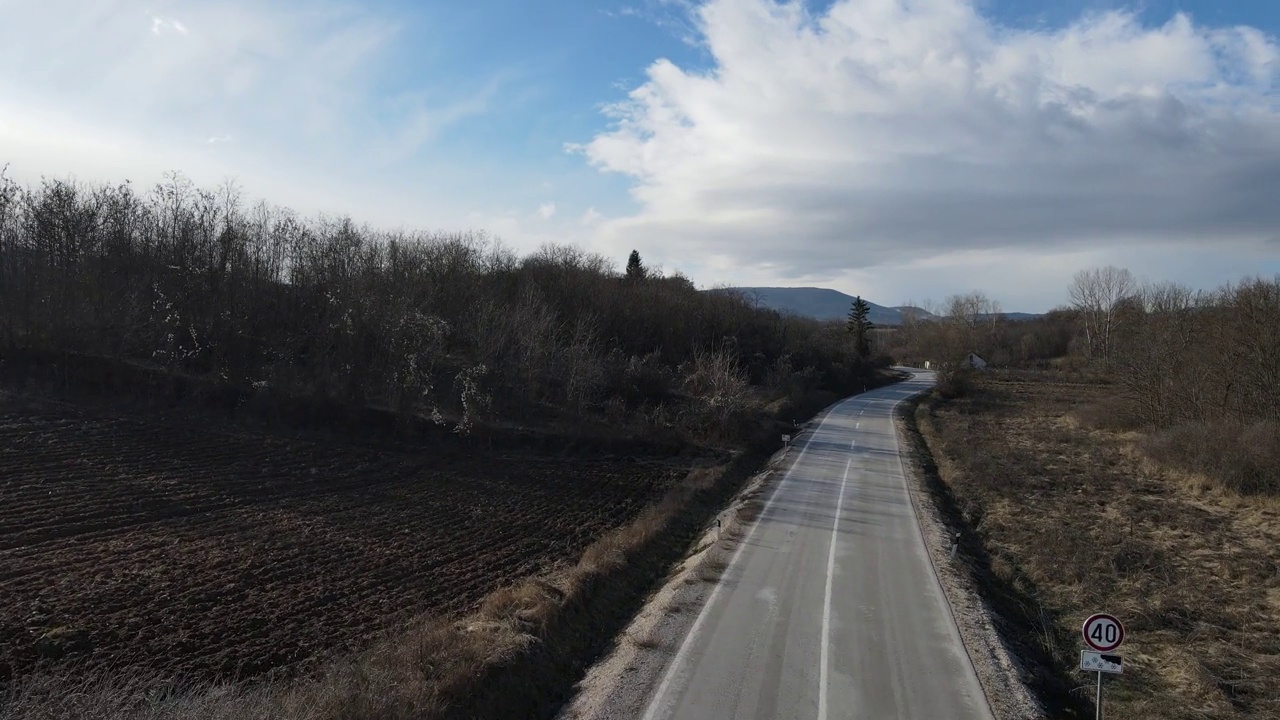 在塞尔维亚Knjazevac附近，秋冬的一天，货车行驶在路上，高角度鸟瞰无人机视频视频素材