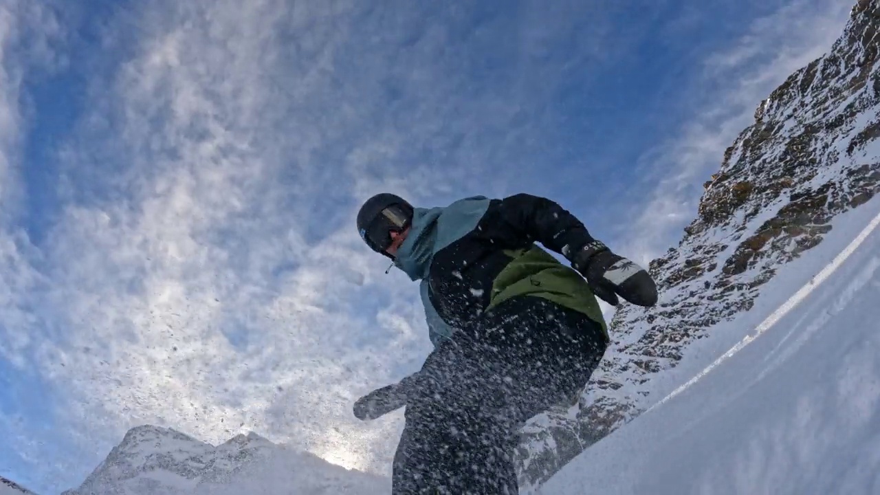 一名自由式单板滑雪运动员从雪坡上滑下的自拍视频素材