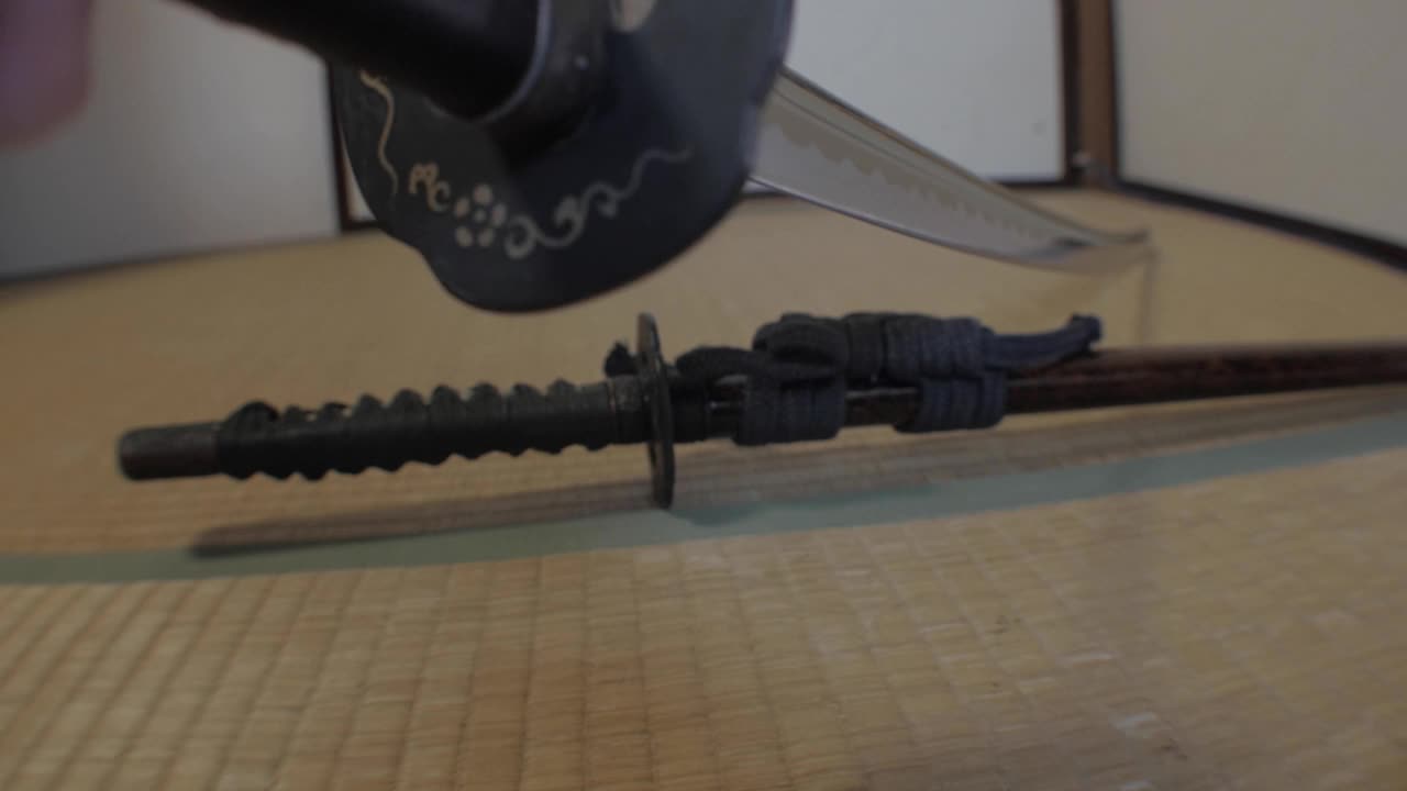 武士刀被画在榻榻米上视频素材