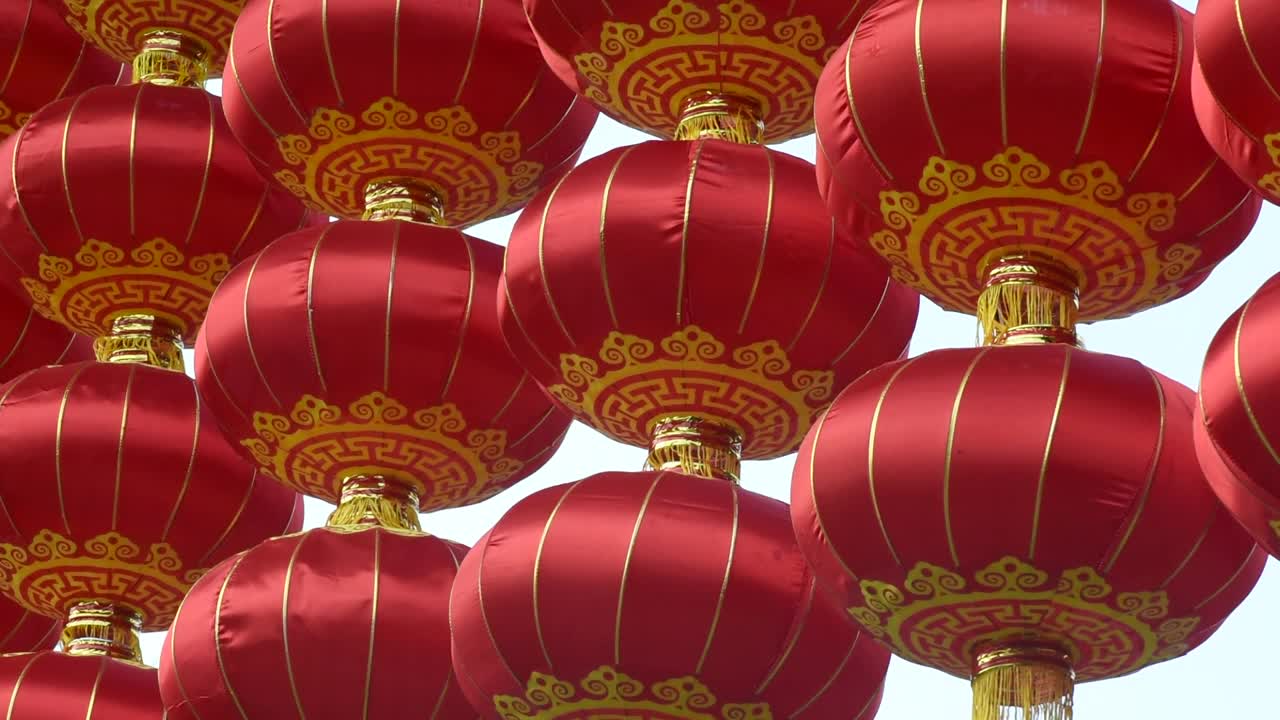 红色的中国灯笼挂在风中视频素材