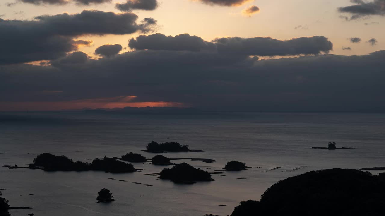 長崎県佐世保市石岳展望台園地より望む九十九島とドラマチックな夕景 (Sunset over a Sea with Many Small Islands Called Kujukushima in Nagasaki)视频下载