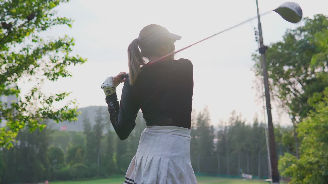 女运动员在高尔夫球比赛前手持球杆进行训练。视频下载