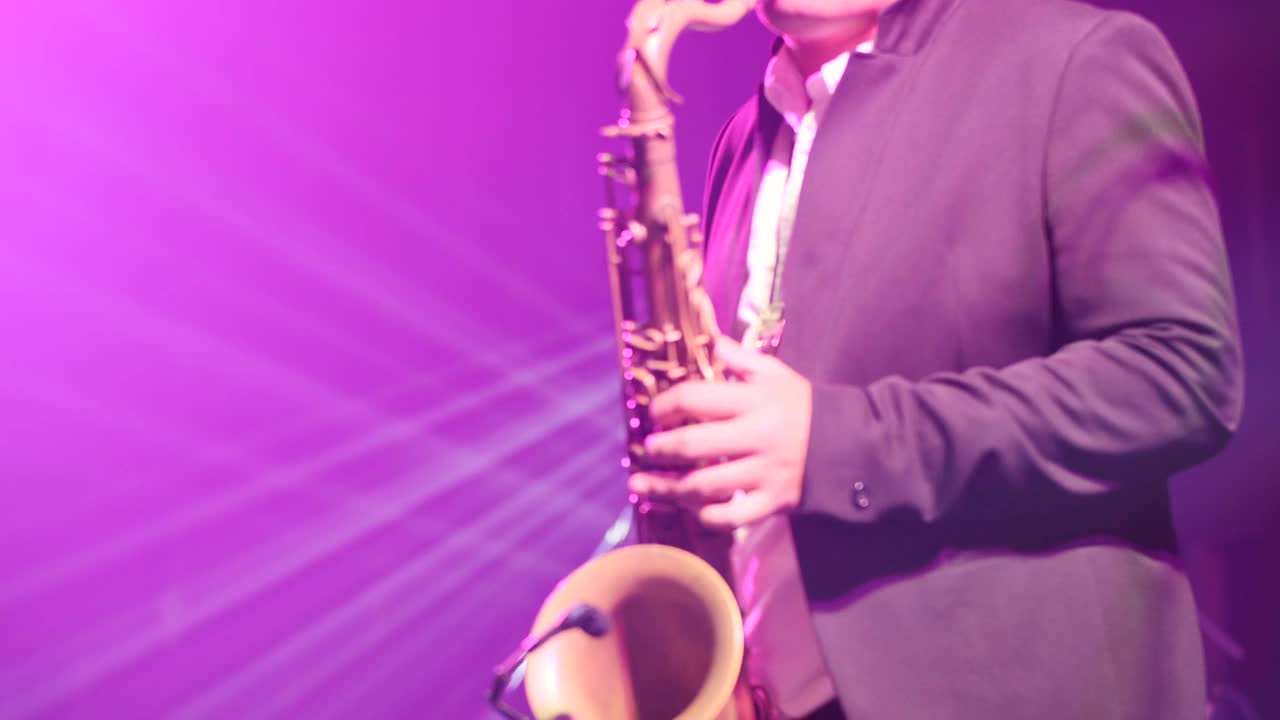 聚会音乐会上的萨克斯管吹奏者视频下载