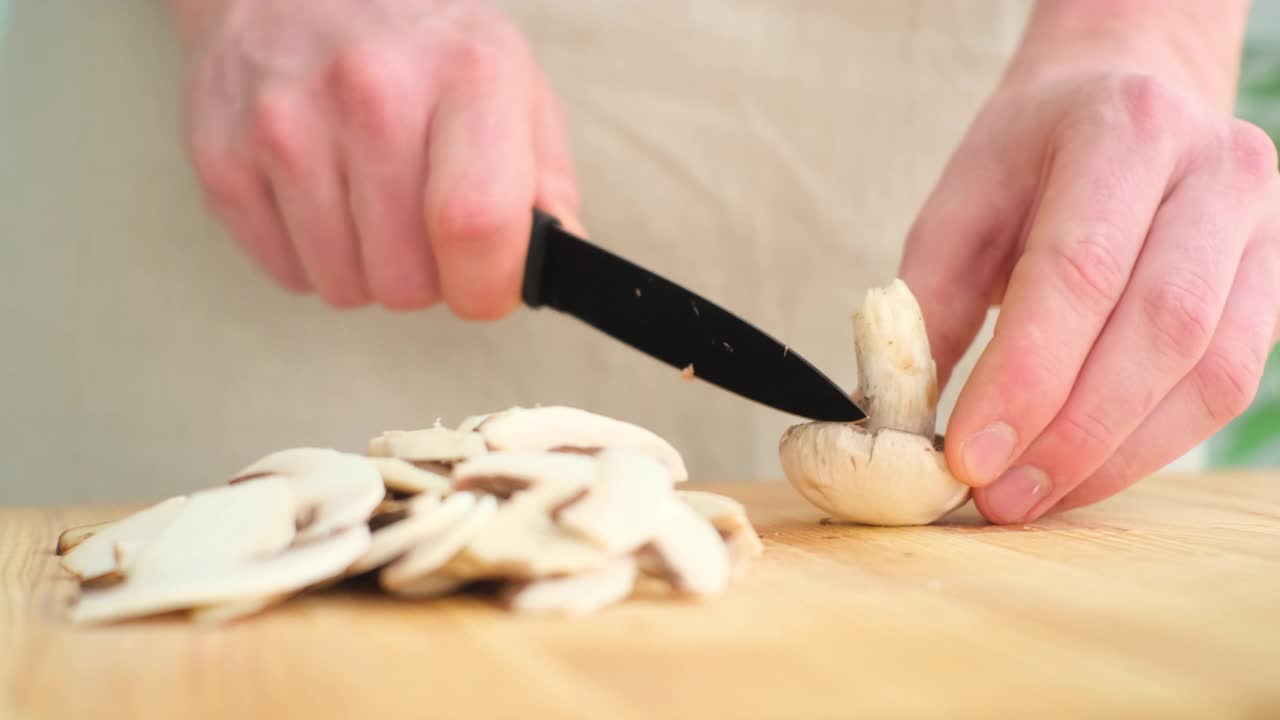 一个白种人正在切蘑菇视频素材