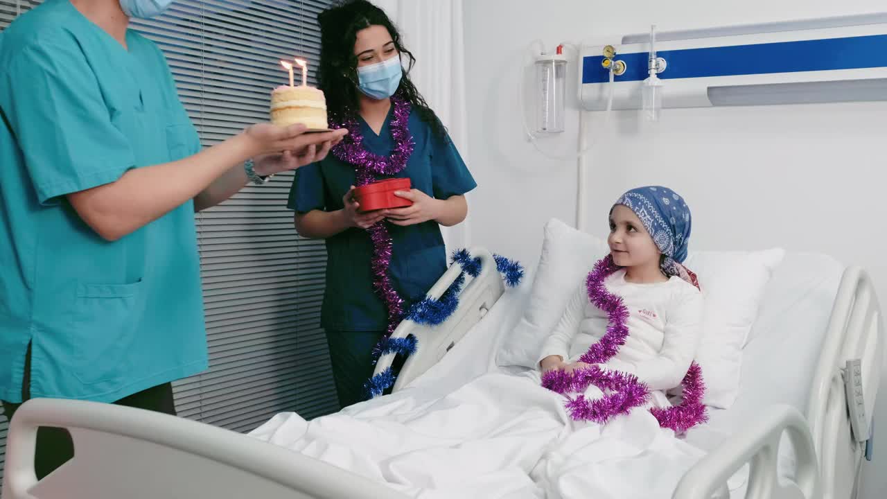 给住院小女孩的生日惊喜视频素材