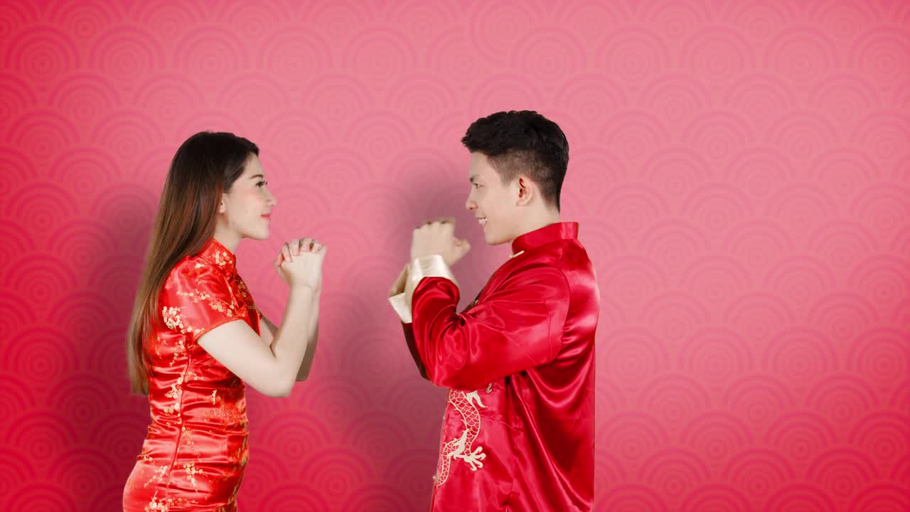 亚洲夫妇问候中国新年快乐视频下载