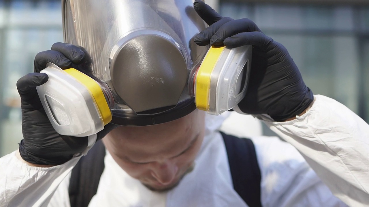 年轻的街道消毒公司员工戴上防护口罩视频下载