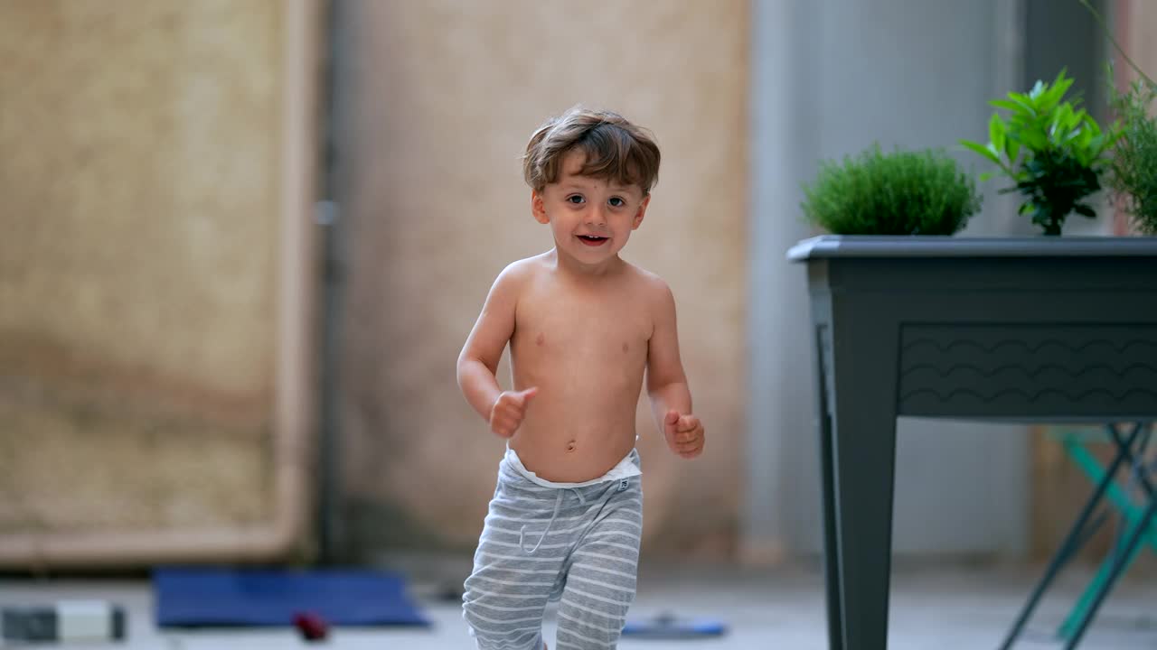 可爱的小男孩跑在外面的慢动作镜头快乐的孩子跑视频下载
