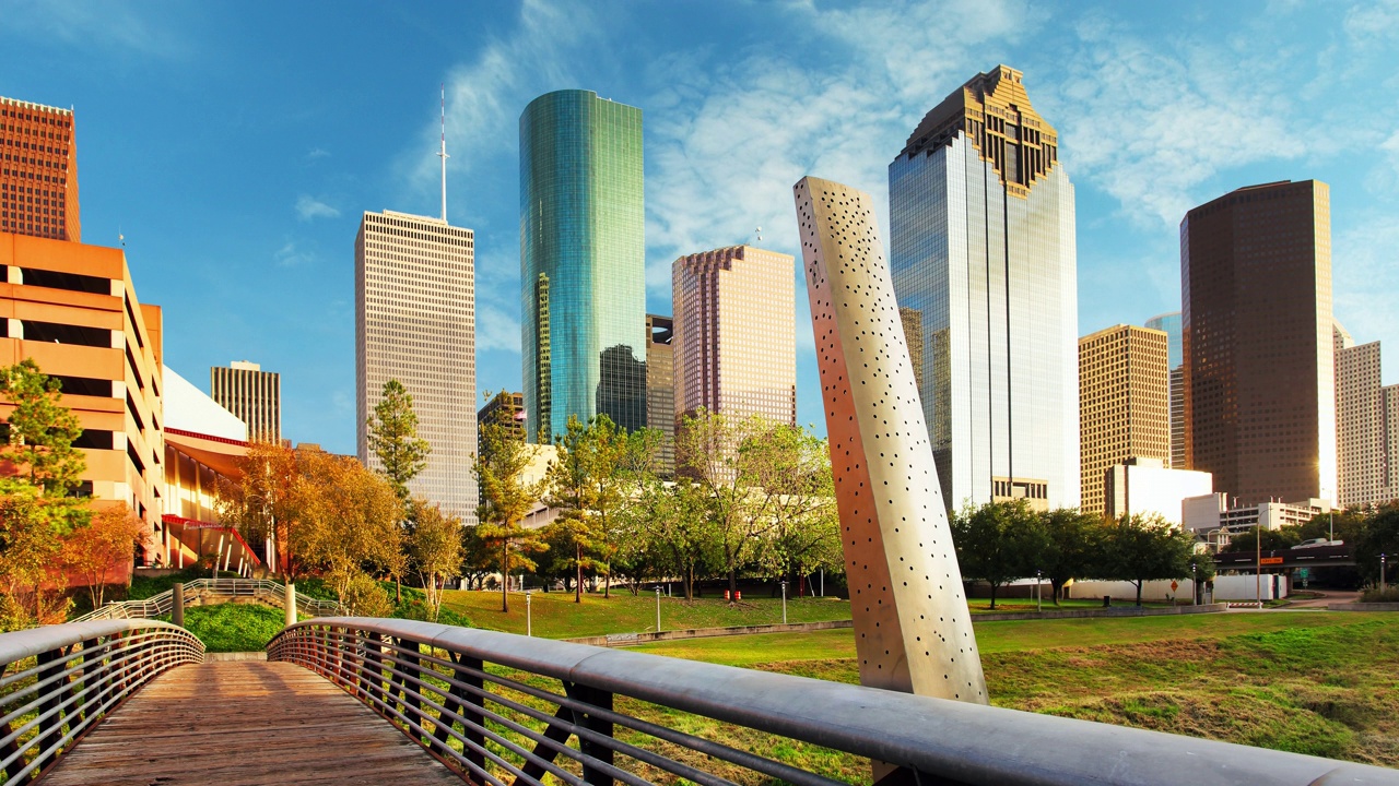 休斯顿德克萨斯现代天际线从公园草坪-时间推移在一天视频素材