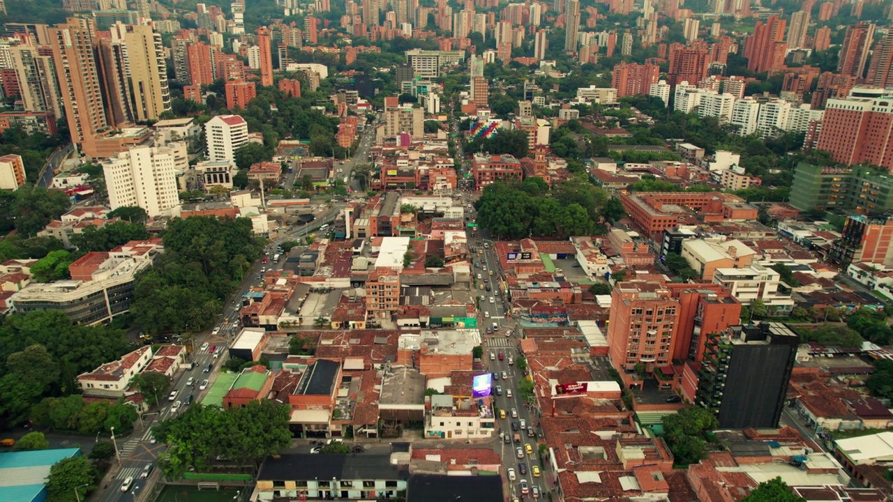 哥伦比亚安蒂奥基亚埃尔波布拉多区雷拉斯公园的空中镜头视频下载