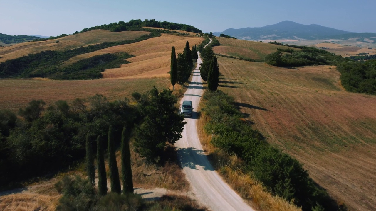 电影《角斗士》的拍摄地点是由罗素·克劳主演的，位于锡耶纳、佛罗伦萨和皮恩扎附近的奥西亚山谷，一条柏树大道通向一个农场，山上有收获的小麦田视频素材