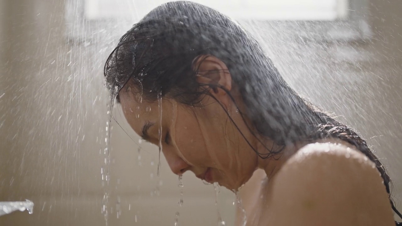 亚洲女人在浴室洗头发和洗澡视频下载