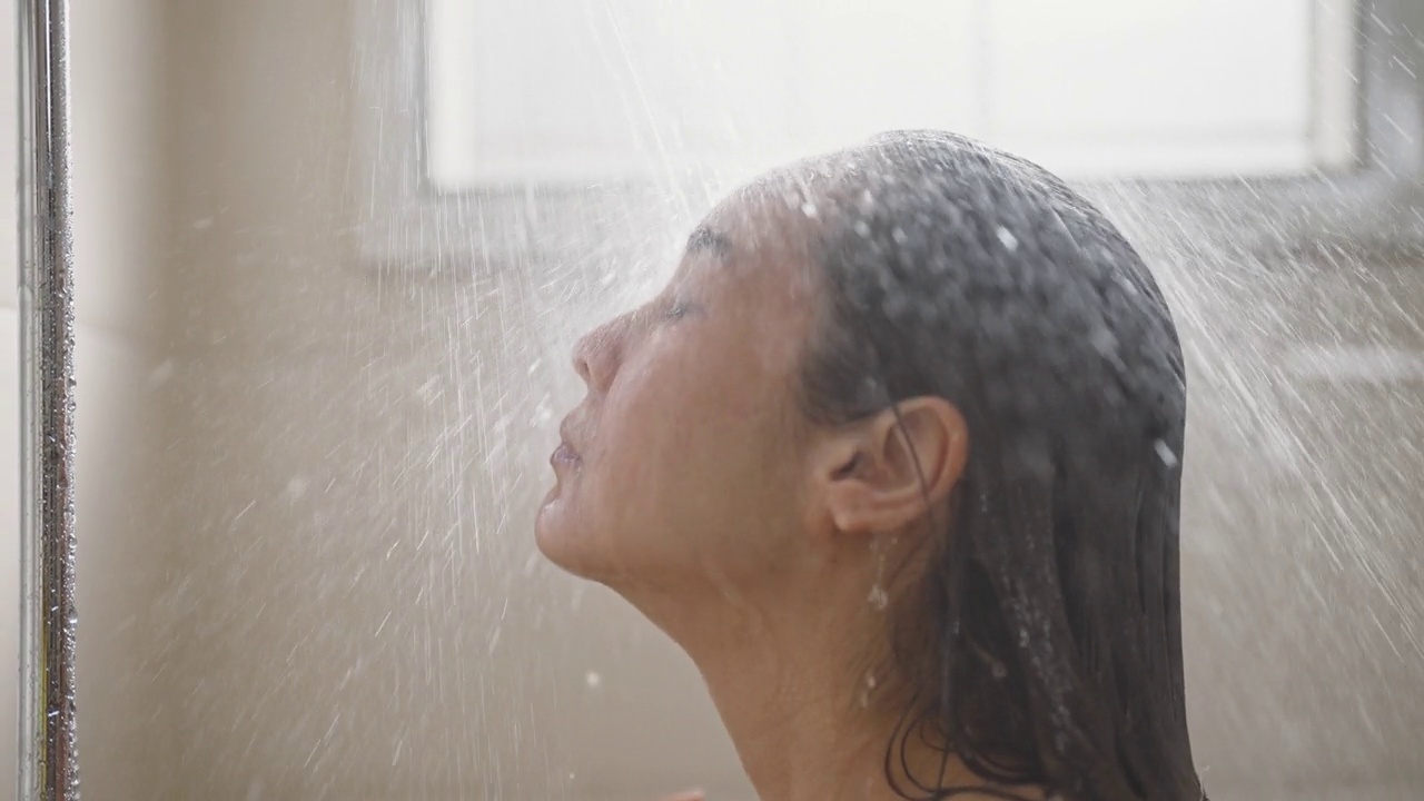 亚洲女人在浴室洗头发和洗澡视频下载