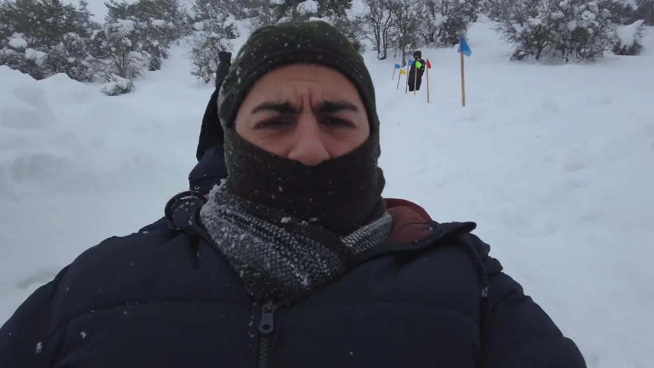 在雪地上滑视频下载