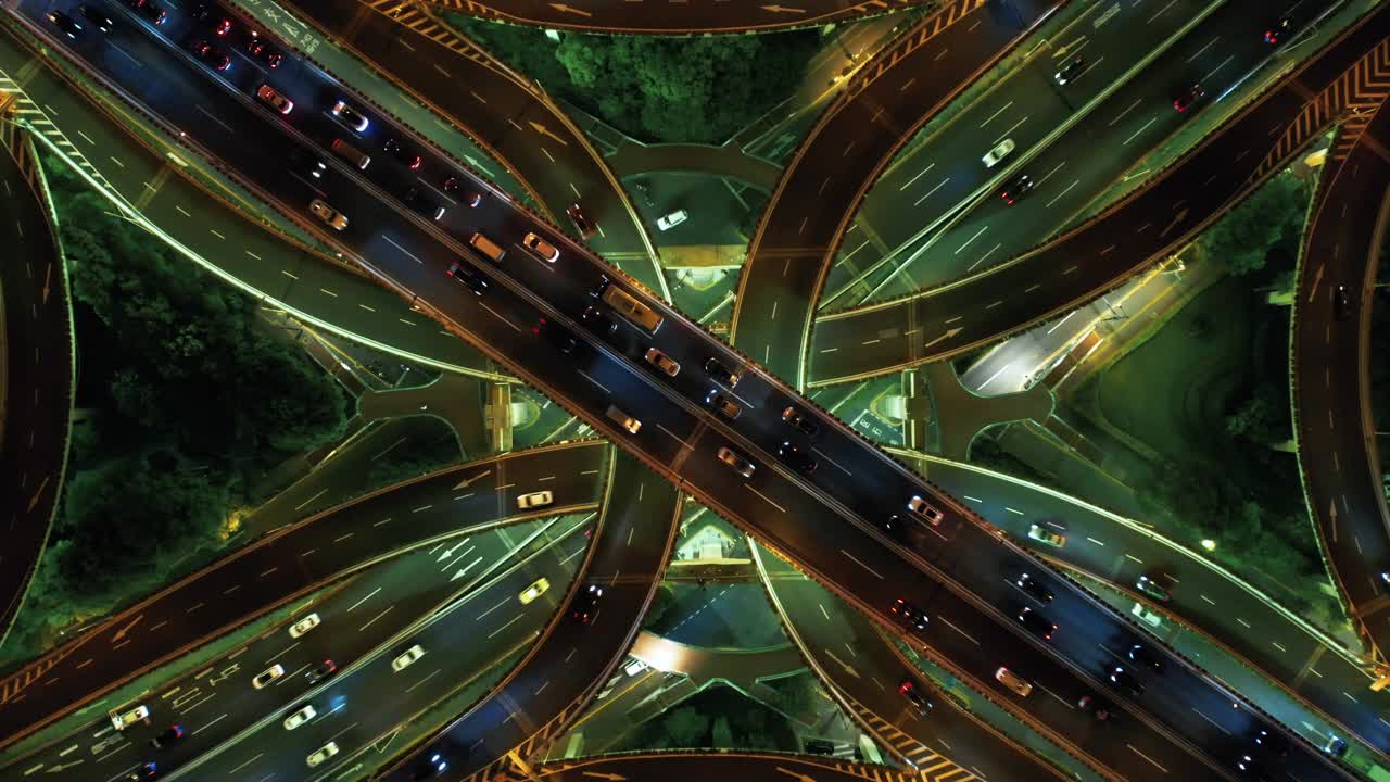 无人机视角的天桥和城市交通在夜间视频下载