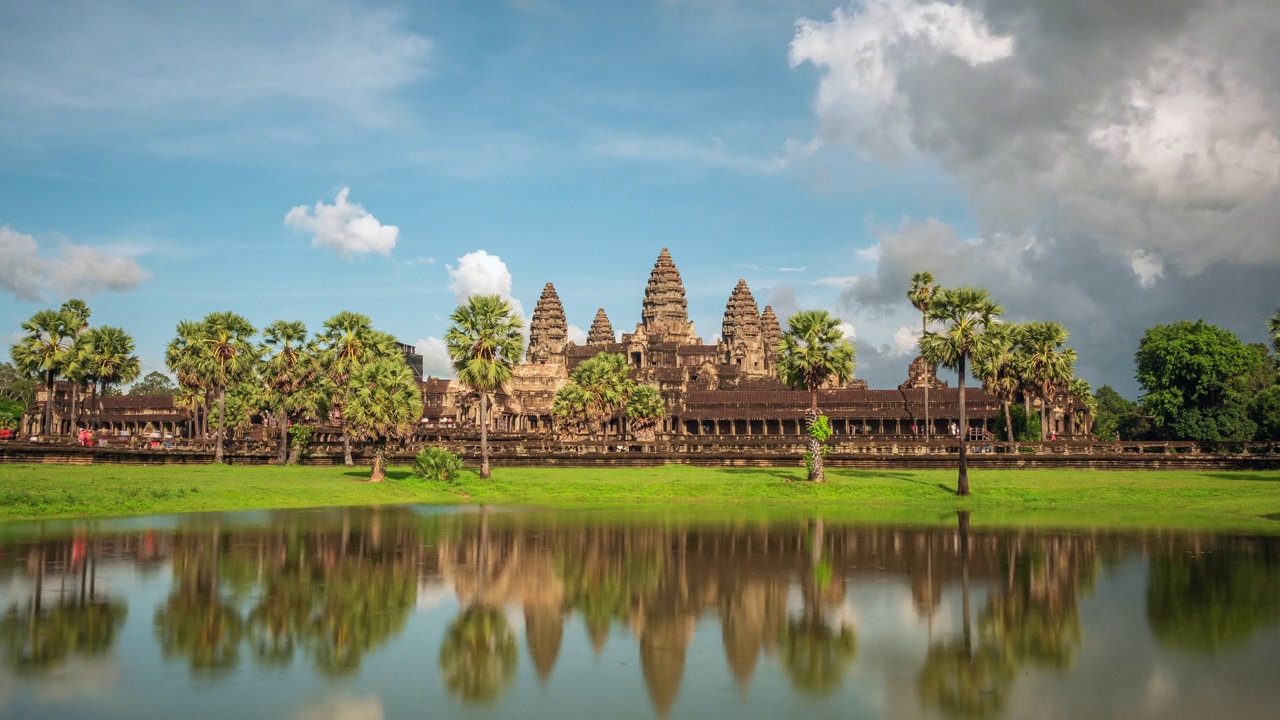 柬埔寨暹粒，吴哥窟寺庙遗址上的壮观天空视频下载