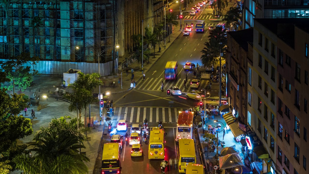 哥伦比亚安蒂奥基亚省，麦德林老城区繁忙十字路口夜间交通的时间推移视图。视频素材
