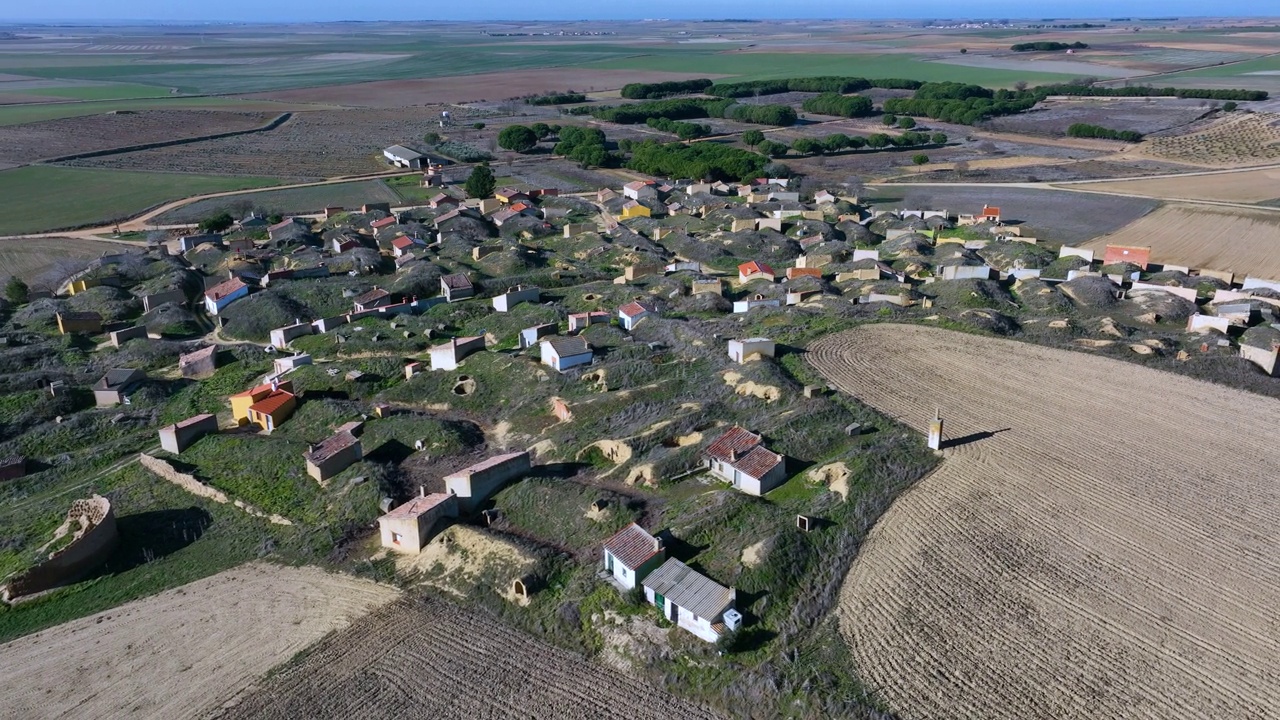 从一架无人机鸟瞰卡斯特罗德阿巴勒和拉斯博加斯德维拉马约尔德坎波斯。农田。萨莫拉，卡斯蒂利亚莱昂，西班牙，欧洲视频下载