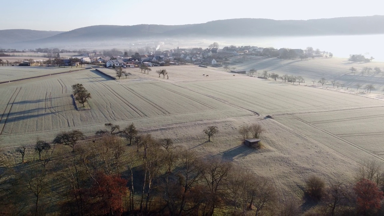 无人机飞过冬季的村庄，田园风光，鸟瞰图视频素材