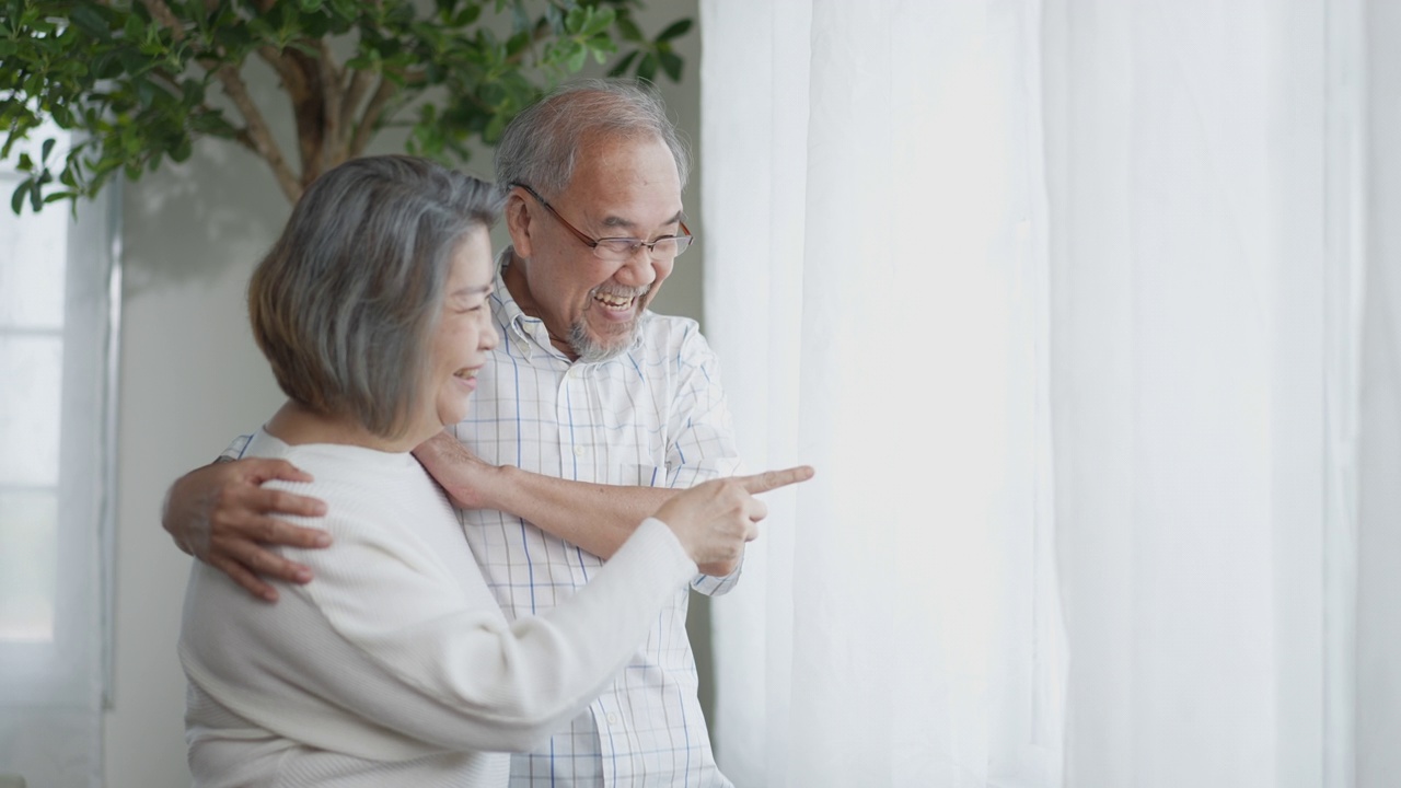 老年夫妇幸福的退休生活在家里视频素材