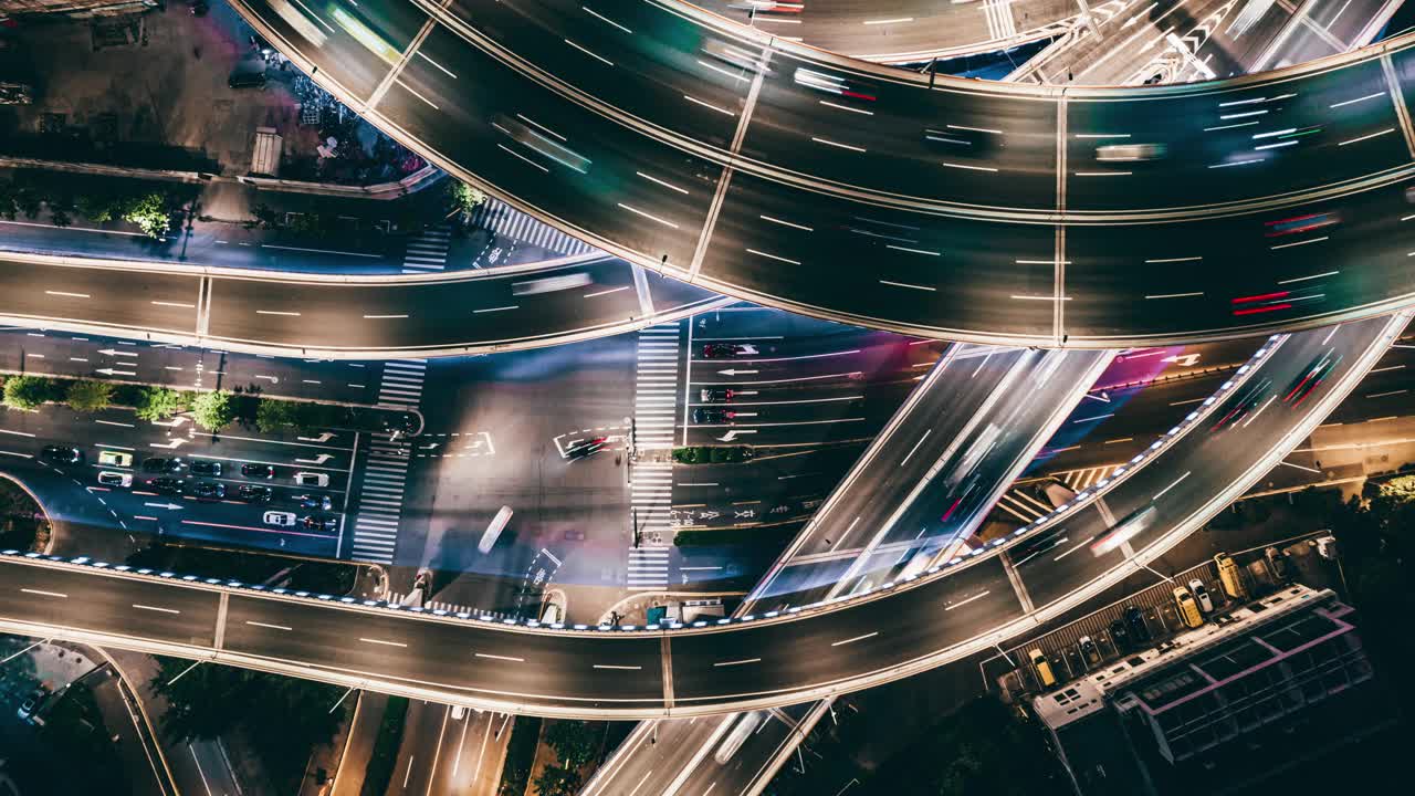 T/L无人机视角的天桥和城市交通在夜间视频下载
