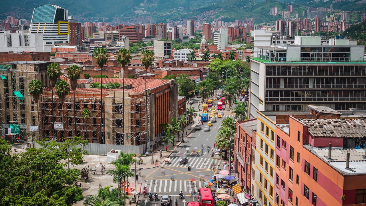 在哥伦比亚安蒂奥基亚省，麦德林老城区的交通高峰时间的延时视图视频素材