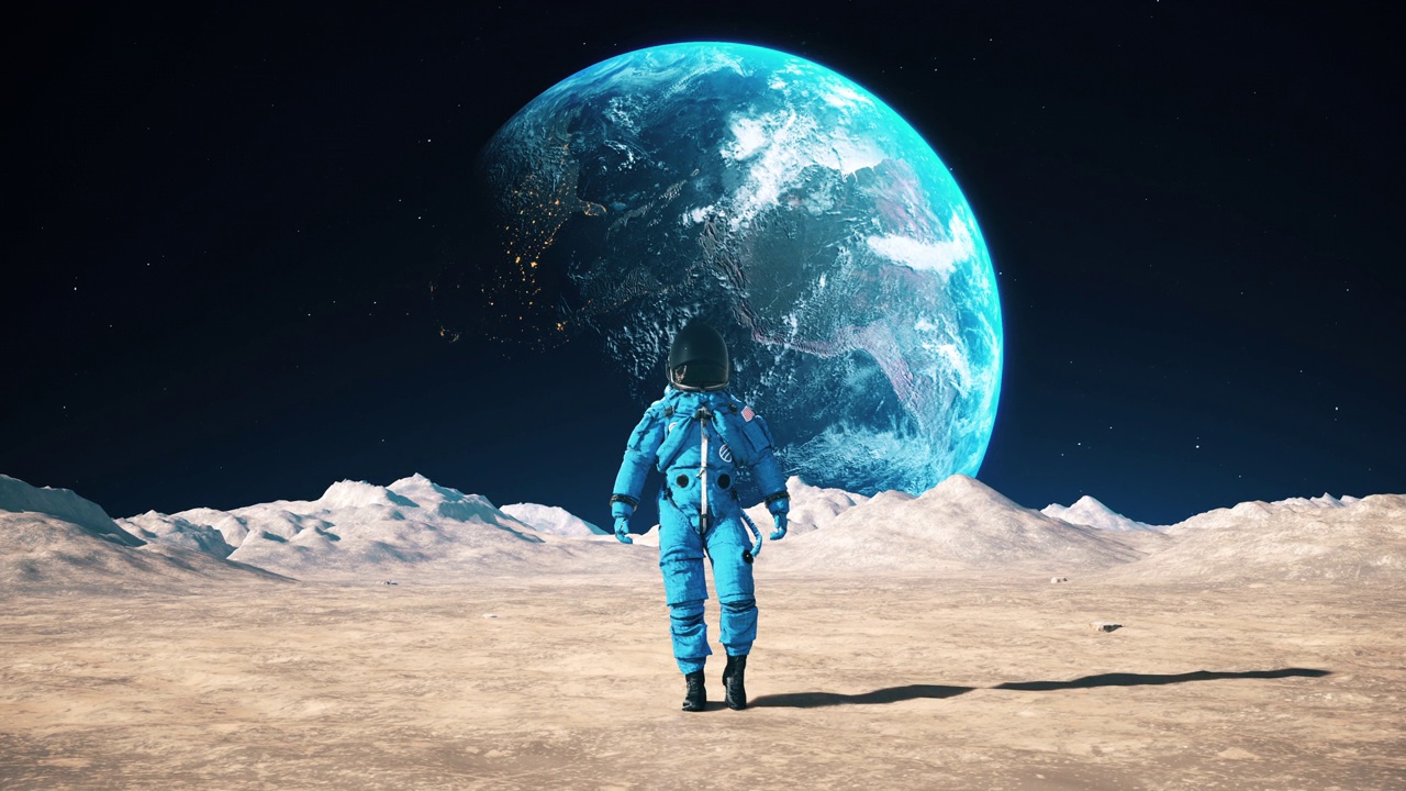 勇敢的宇航员在月球表面的环形山中行走。缓慢的运动。视频下载