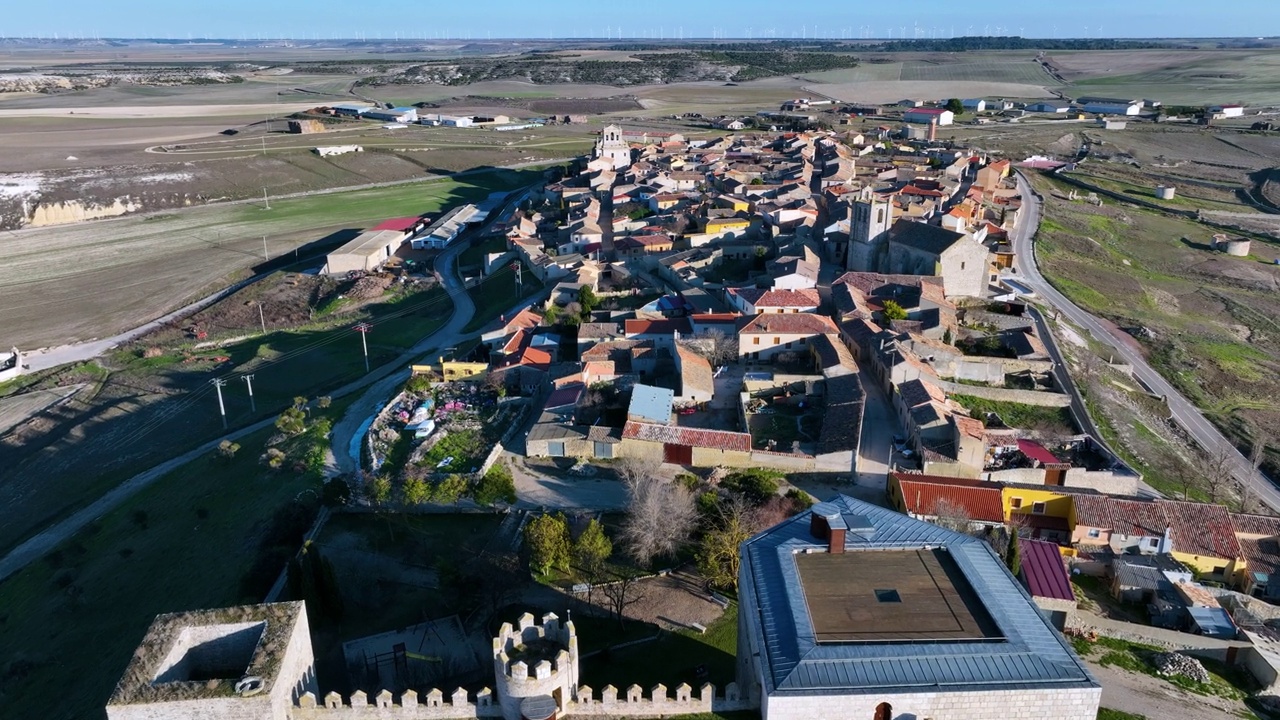 从无人机鸟瞰Montealegre de Campos镇周围的景象。Tierra de Campos, Valladolid, Castilla y Leon，西班牙，欧洲视频下载