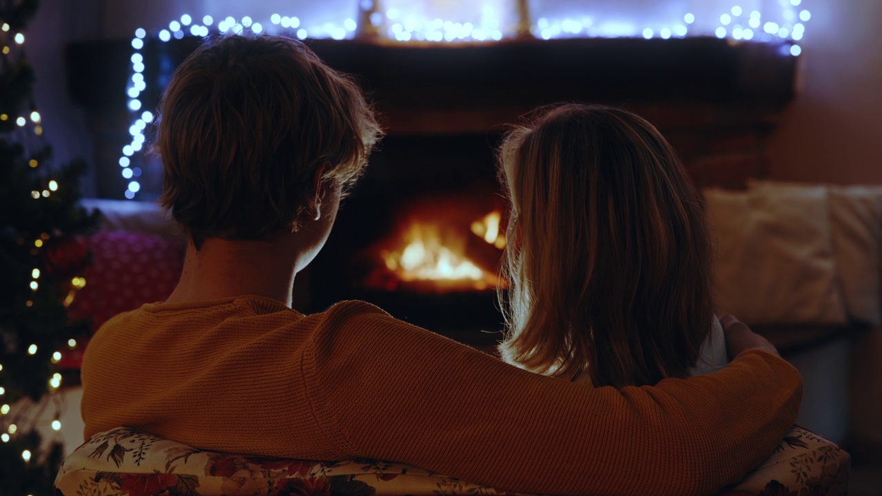 一对年轻的夫妇在壁炉前度过了一个浪漫的夜晚视频素材