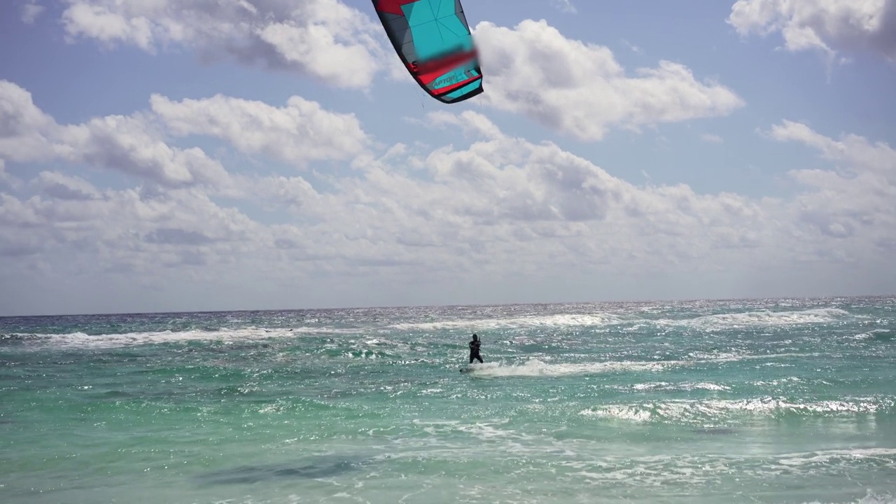 加勒比海男子风筝冲浪视频下载
