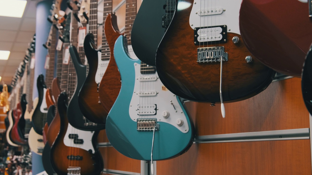 许多彩色电吉他挂在一个音乐商店，吉他店视频下载