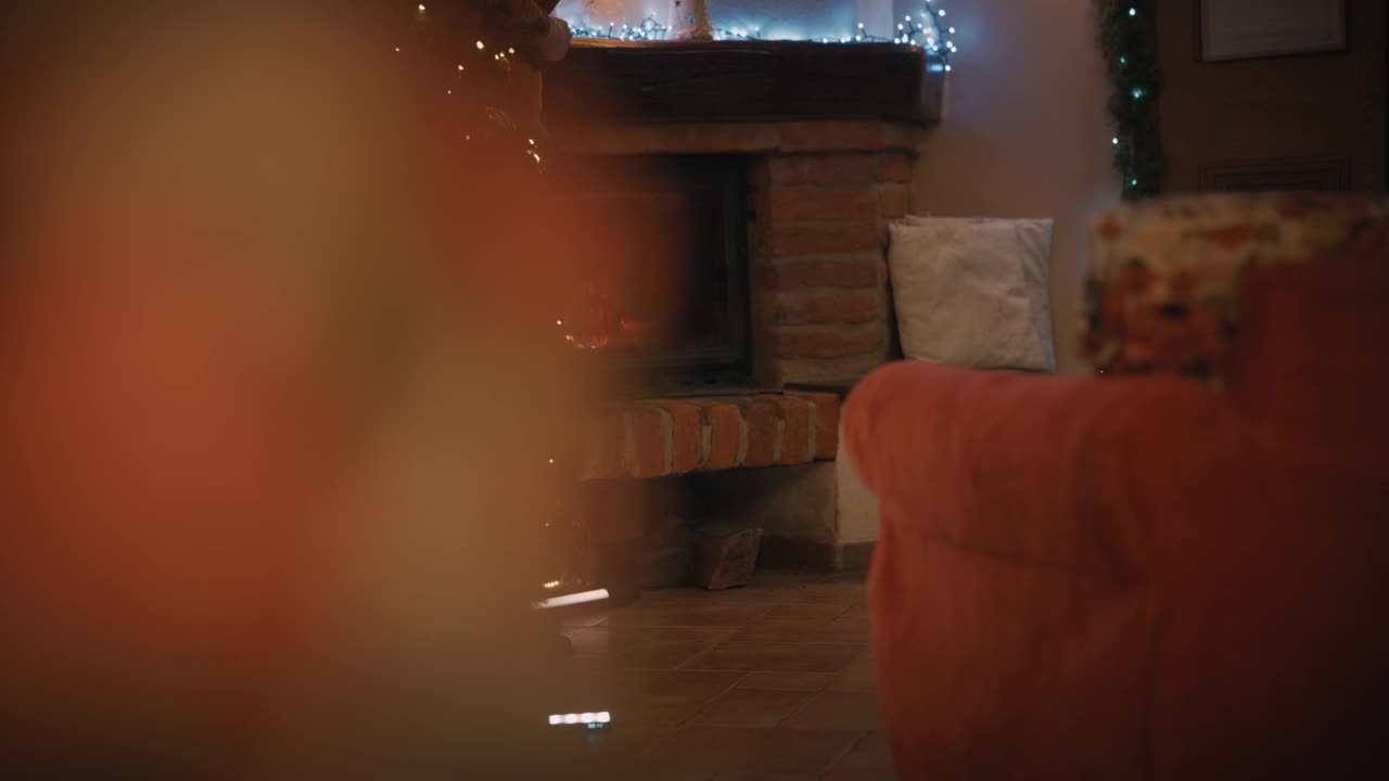 圣诞假期，一对年轻夫妇在壁炉前拥抱视频素材