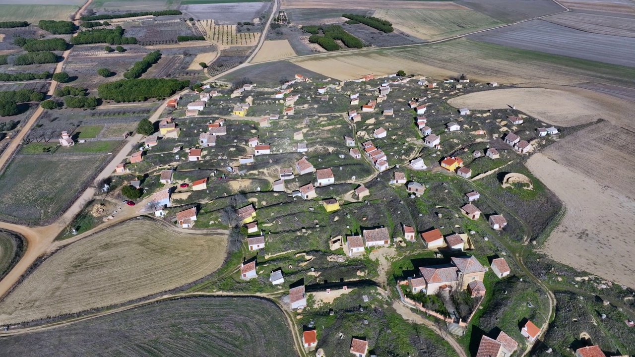 从一架无人机鸟瞰卡斯特罗德阿巴勒和拉斯博加斯德维拉马约尔德坎波斯。农田。萨莫拉，卡斯蒂利亚莱昂，西班牙，欧洲视频下载
