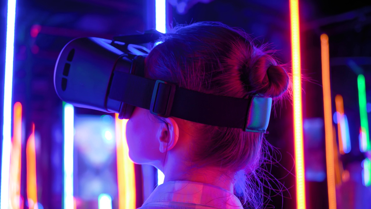 后视图:在交互式VR展会上使用虚拟现实耳机的女性视频下载