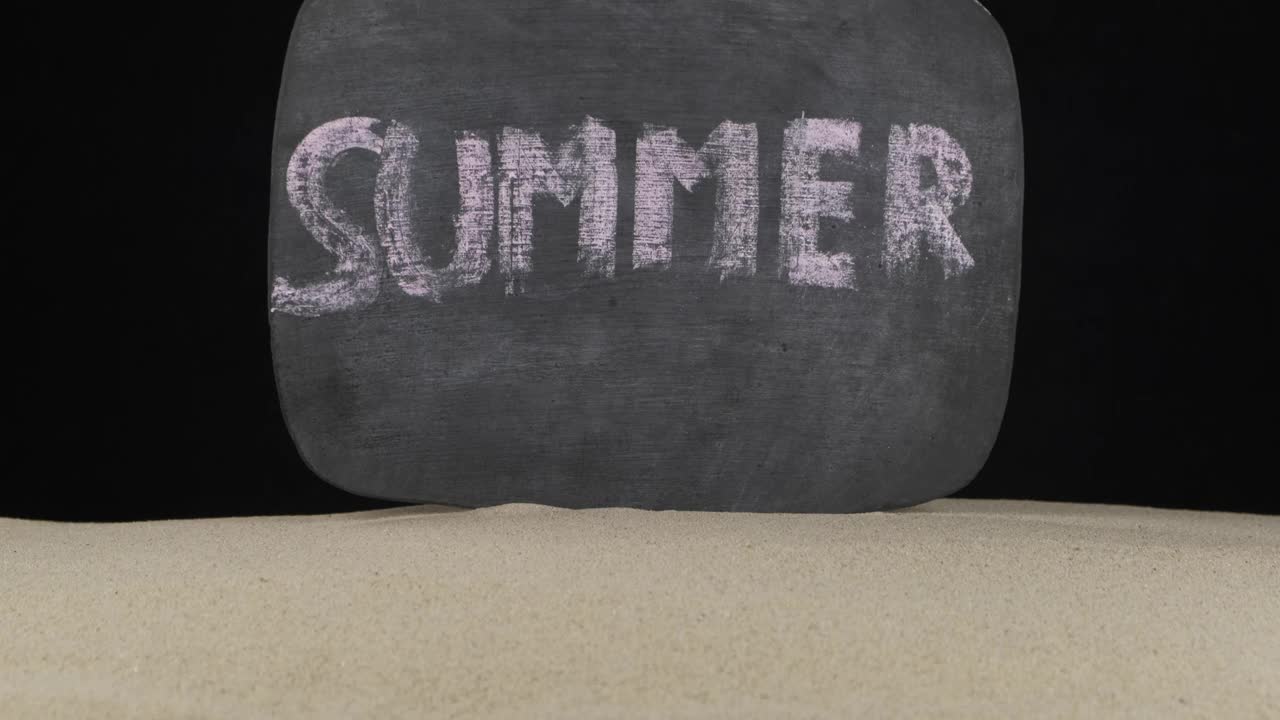 黑色的黑板上有文字夏天在沙滩上。全景。孤立的视频下载