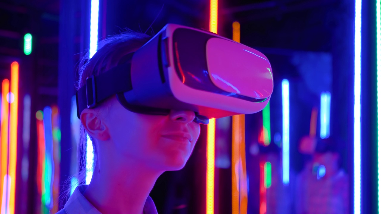 VR概念-女性在科幻展览上使用虚拟现实耳机视频下载
