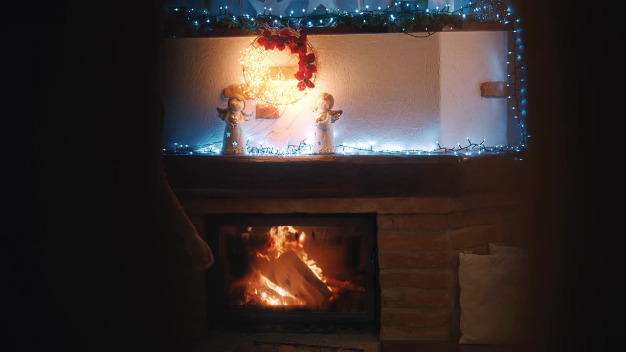 圣诞假期，SLO MO Young在壁炉前拥抱视频素材
