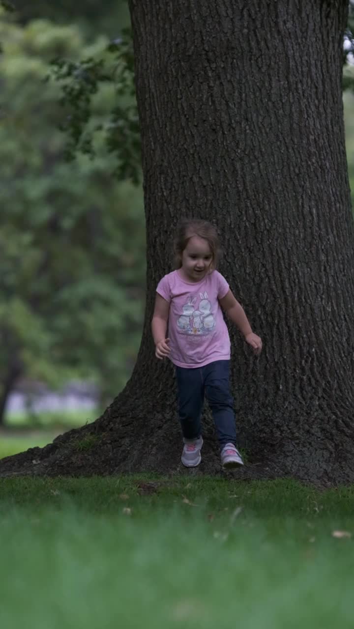 小女孩在公园里跑步视频下载
