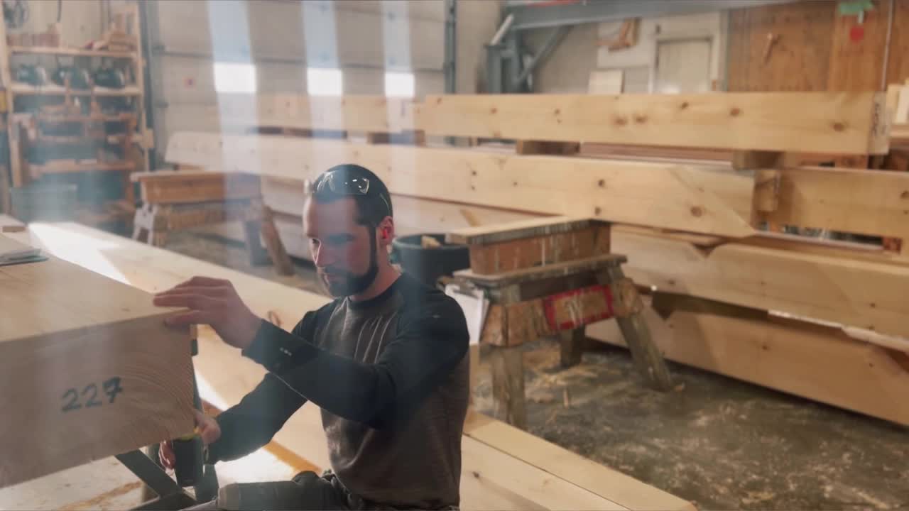 木工车间装修木梁生态自建房屋结构视频素材
