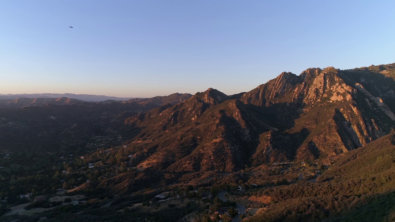 空中拍摄的风景照片，房子在山中，背靠晴朗的天空-马里布，加利福尼亚视频下载