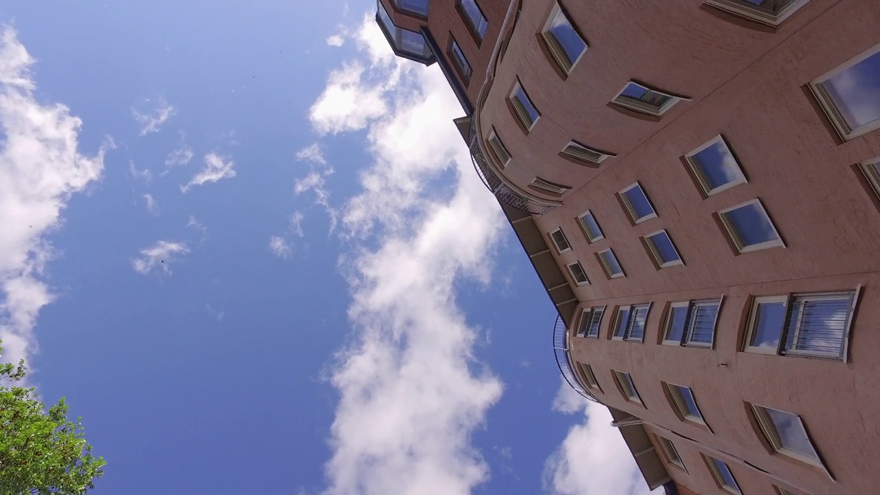 在斯德哥尔摩，瑞典的城市里，建筑物在多云的天空下拍下了美丽的镜头视频下载