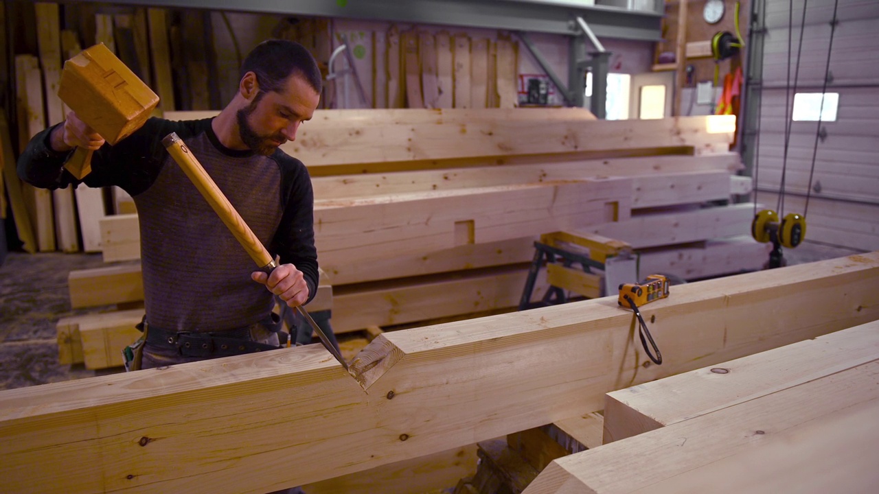 木工车间修边木梁用于生态自建房屋结构视频下载