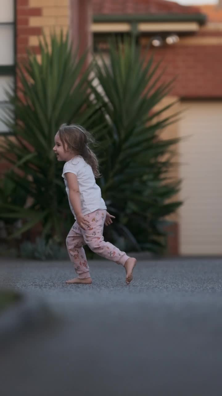 小女孩在街上玩耍视频下载