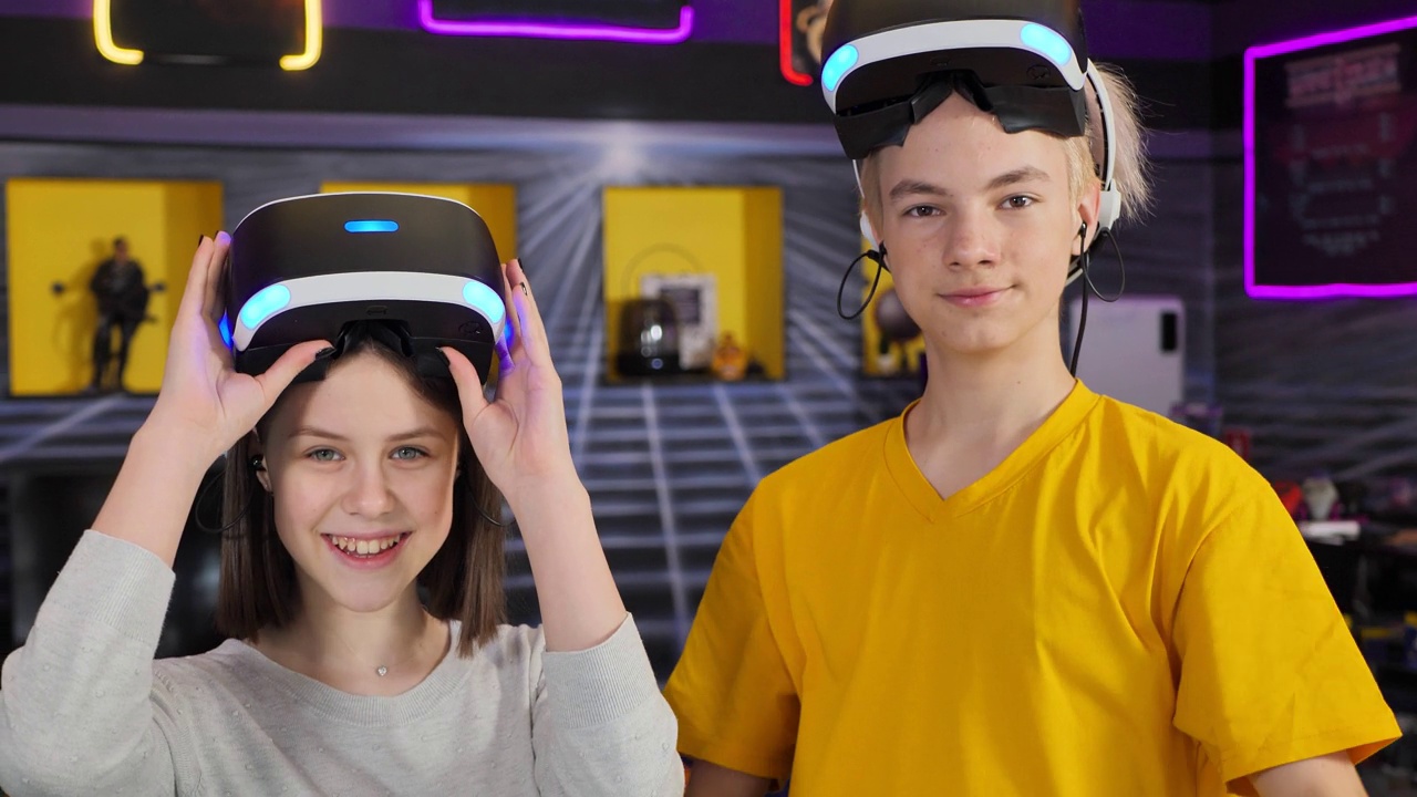 青少年朋友，一个男孩和一个女孩，戴着虚拟现实眼镜视频下载