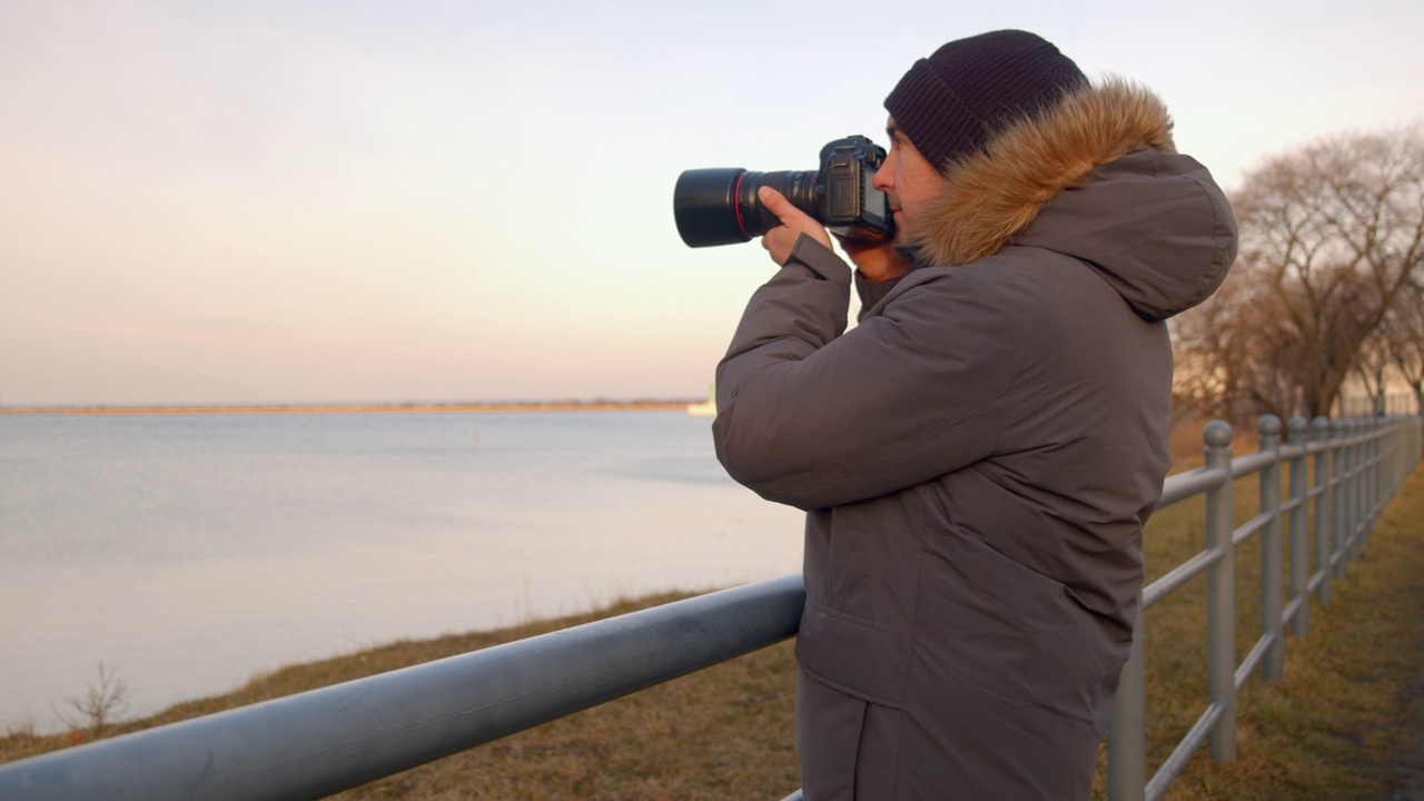 专业男摄影师拍摄冬季海景视频下载