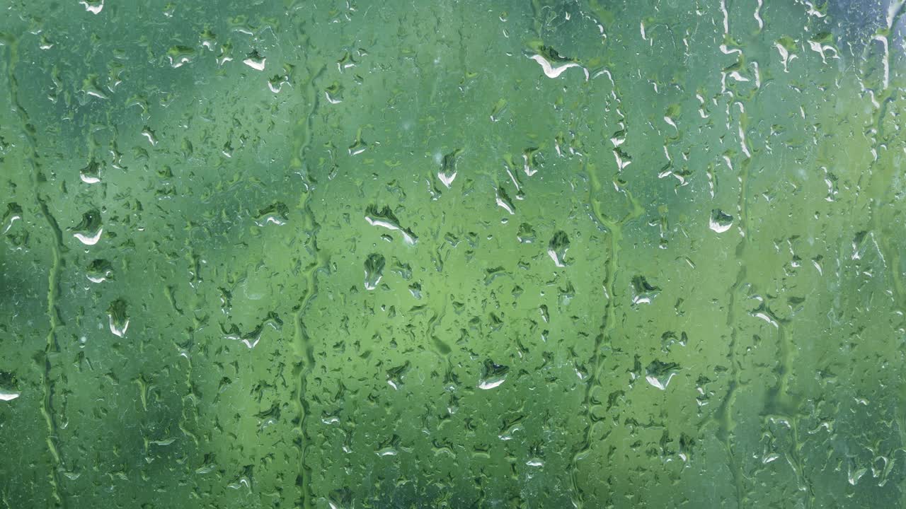 时间流逝，雨点落在窗户上。选择性聚焦窗口视频素材
