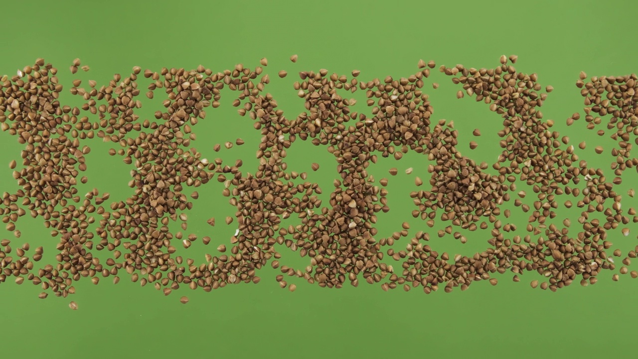 荞麦粒条纹孤立于绿屏上。俯视图视频下载