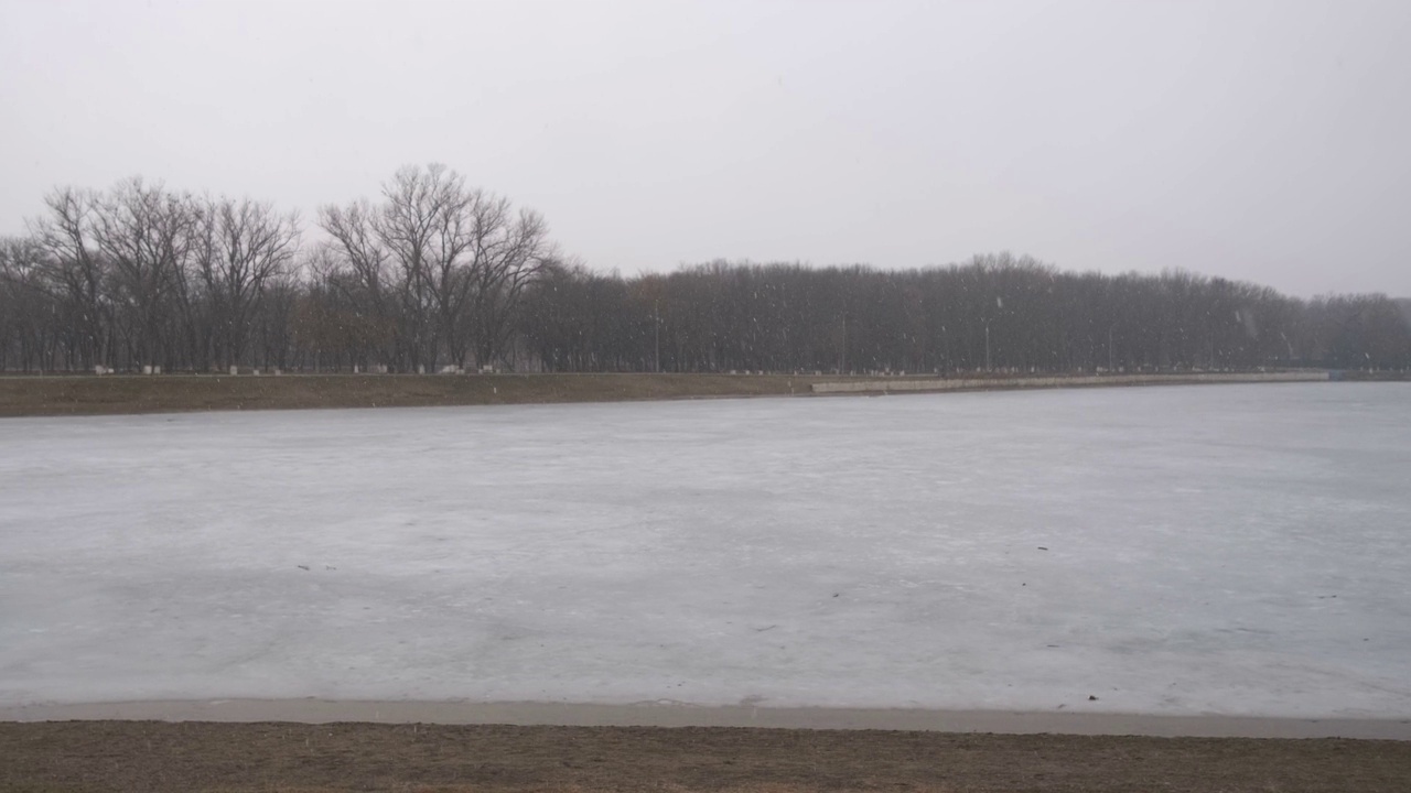 在降雪期间结冰的冬湖视频素材