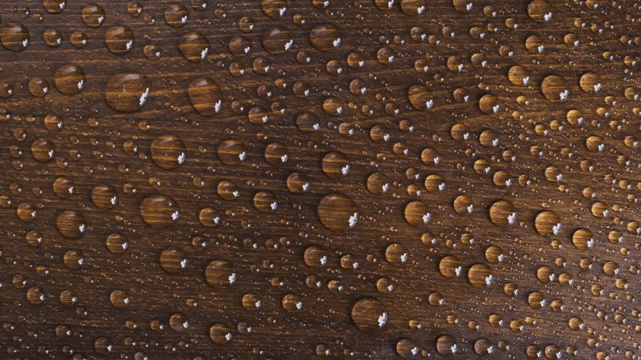 被风从木板上吹走的水滴的缓慢运动视频下载