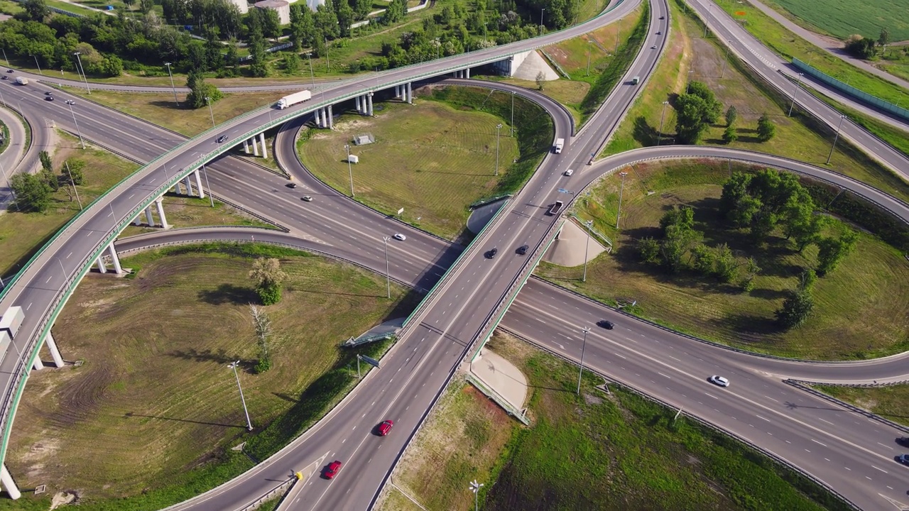 城市交通繁忙的道路立交或高速公路立交鸟瞰图视频素材
